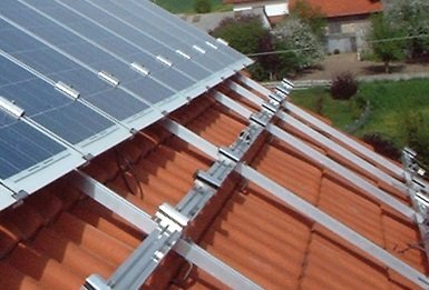 Die richtigen Halterungen für PV-Module hängen von der Dachart ab, die Montage ist ein wichtiger Kostenfaktor beim Gesamtpreis für eine Photovoltaik-Anlage